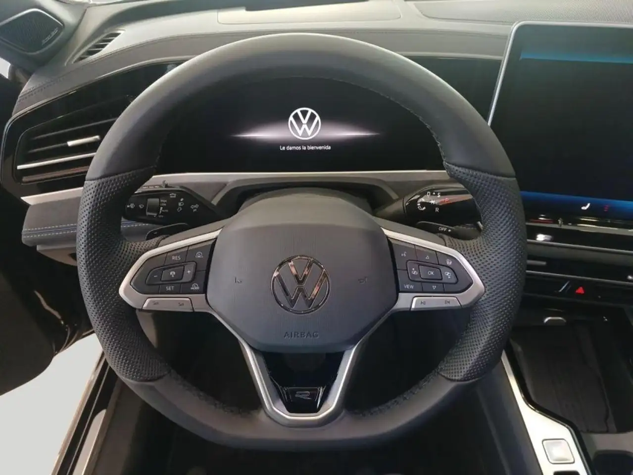 Volkswagen Passat 1.5 eTSI R-Line DSG7 110kW — Vehicle gallery 16