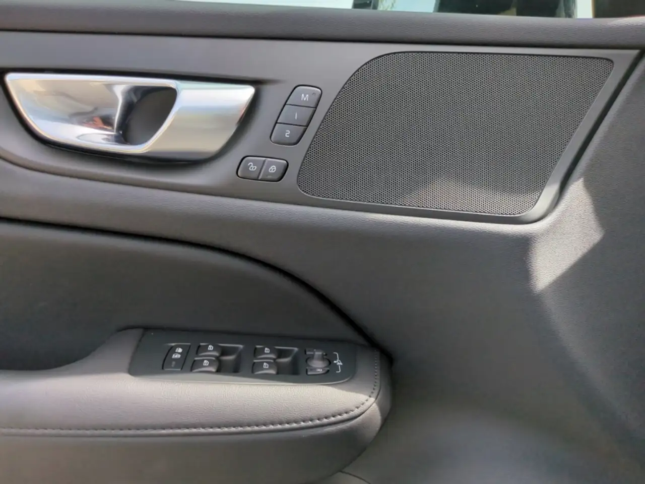 Volvo V60 T8 AWD Plus Dark Recharge HUD Leder Navi StandHZG — Galerie du véhicule 22