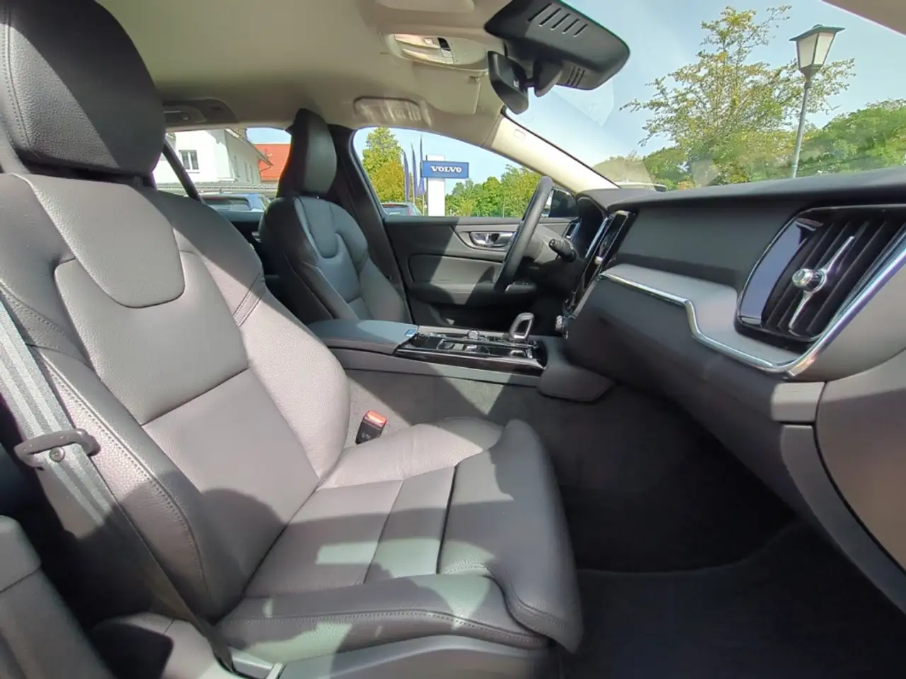 Volvo V60 T8 AWD Plus Dark Recharge HUD Leder Navi StandHZG — Galerie du véhicule 13