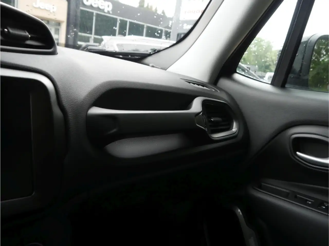 Jeep Renegade S Plug-In-Hybrid 4xe — Vehicle gallery 17