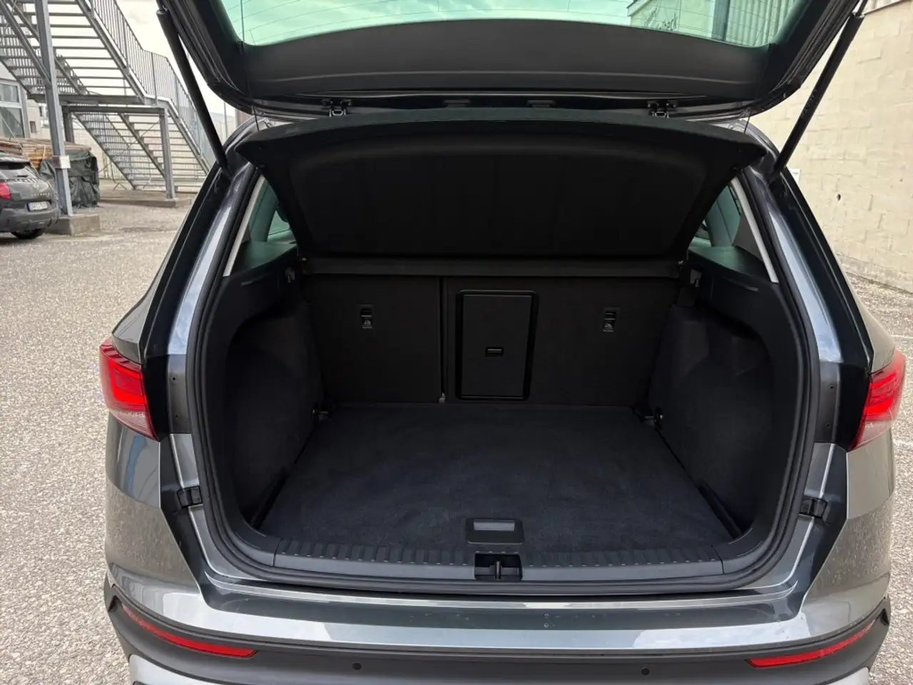 SEAT Ateca 1.5 TSI LED/AHK/KAM/ASSIST/ACC/KESSY/BEATS — معرض صور السيارة 16