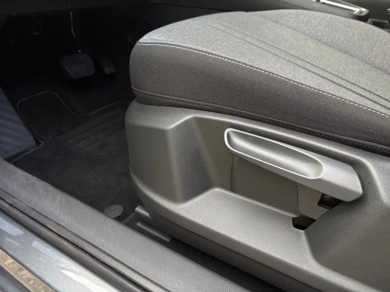 SEAT Ateca 1.5 TSI LED/AHK/KAM/ASSIST/ACC/KESSY/BEATS — معرض صور السيارة 20