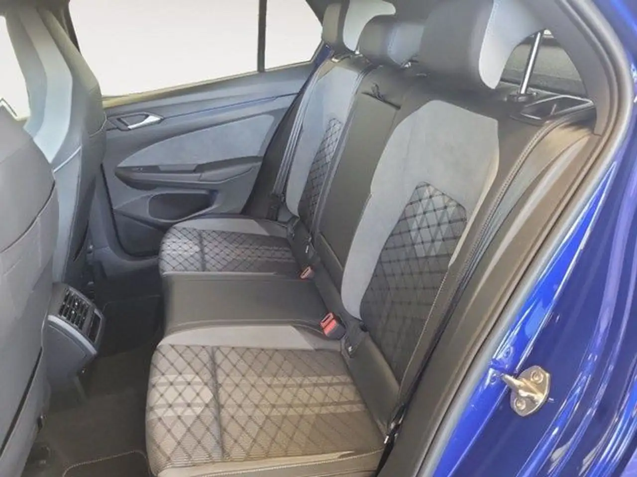 Volkswagen Golf VIII 1.5 TSI R-Line *LED*AHK*Navi*ACC*+3J. — معرض صور السيارة 13