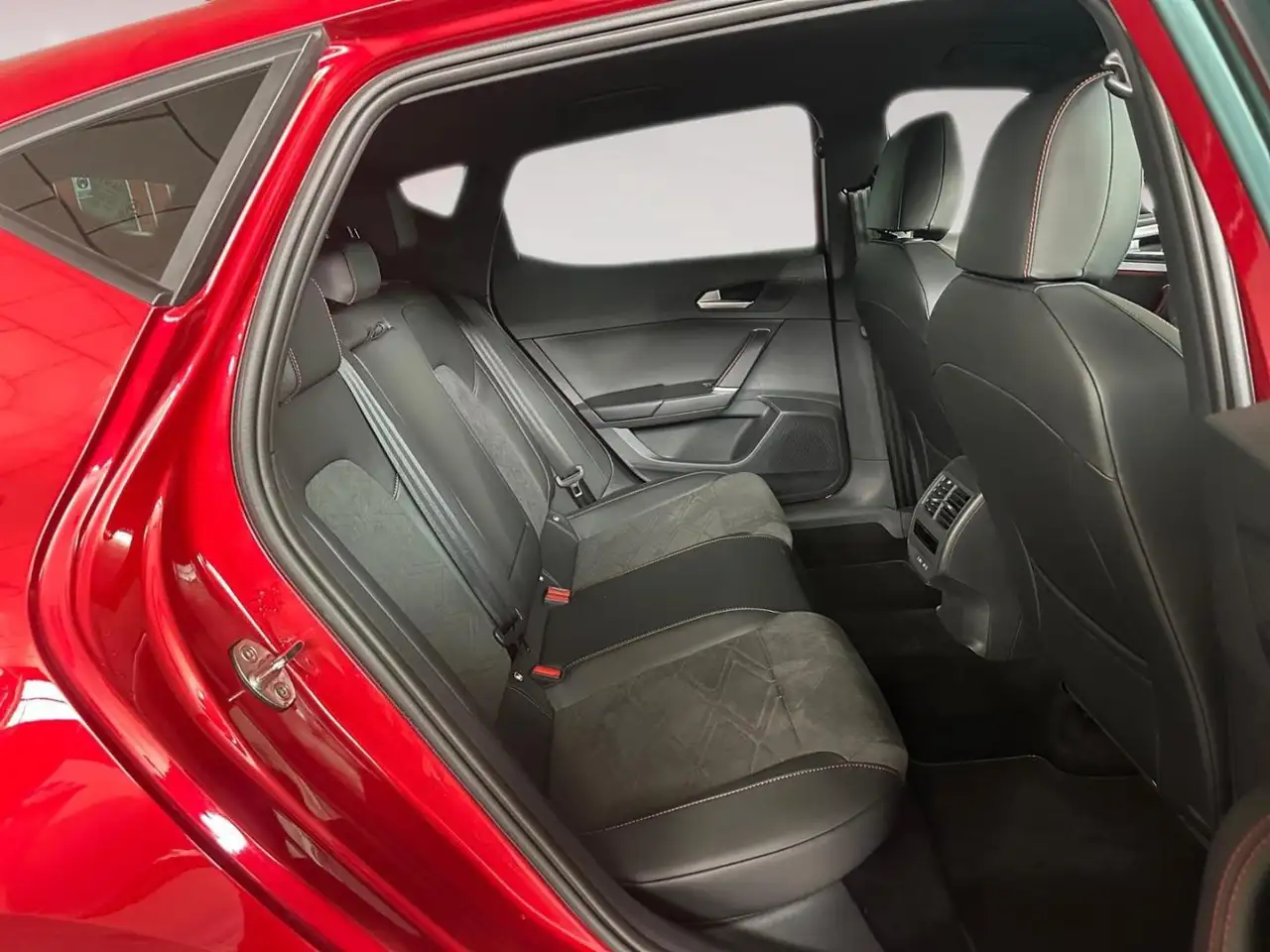 SEAT Leon 1.5 eTSI DSG-7 S&S FR Special Edition 150 — Galería del vehículo 6