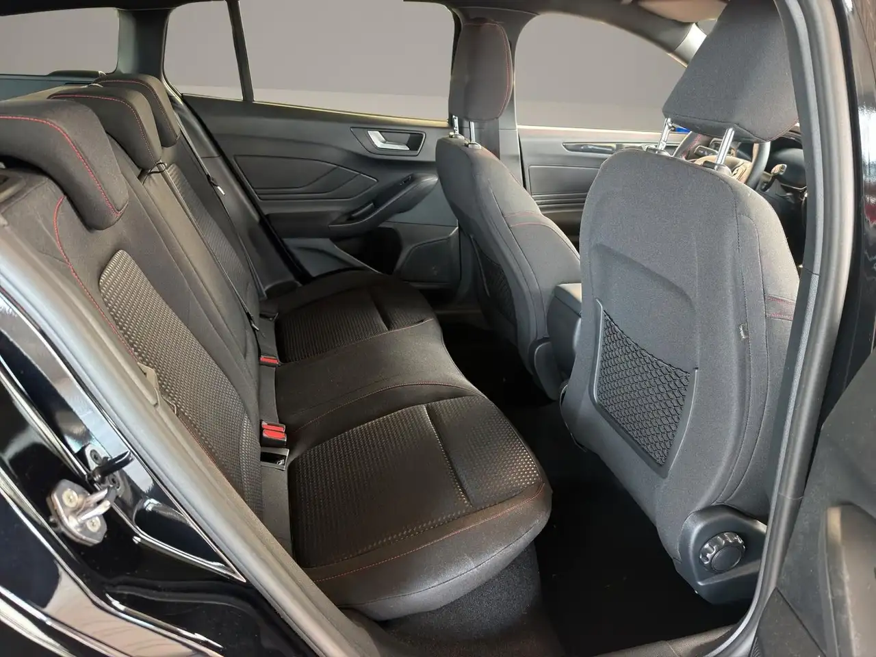 Ford Focus 1,0 EcoBoost Hyb. 114kW ST-Line X Tur AT — Galería del vehículo 14