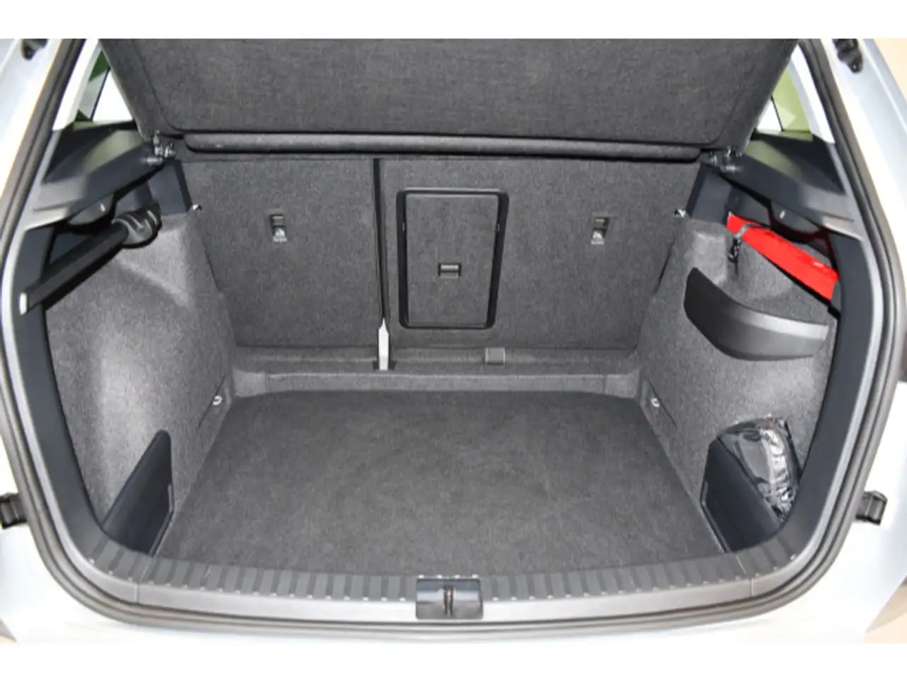 Skoda Karoq 1.5 TSI DSG Selection Rückfahrkam/AHK/ACC — معرض صور السيارة 10