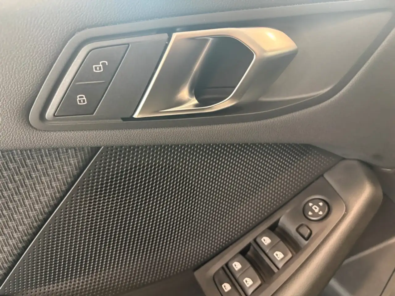 BMW 118 i 5-Türer Navi Digitales Cockpit LED Sperrdiff. Ap — معرض صور السيارة 8