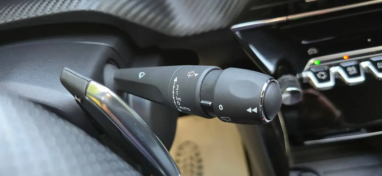 Peugeot 208 208 Hybrid e-DSC6 GT — معرض صور السيارة 18