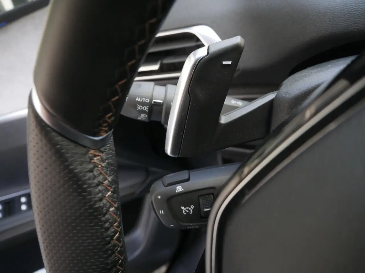 Peugeot 3008 GT HYBRID KAMERA NAVI ACC AKTIVSITZE LED — Galerie du véhicule 13