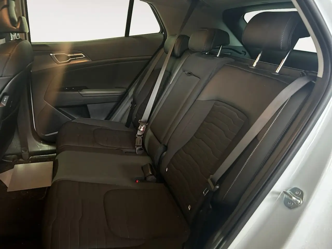 Kia Sportage 1.6 T-GDi PHEV Tech 4x4 265 — معرض صور السيارة 12