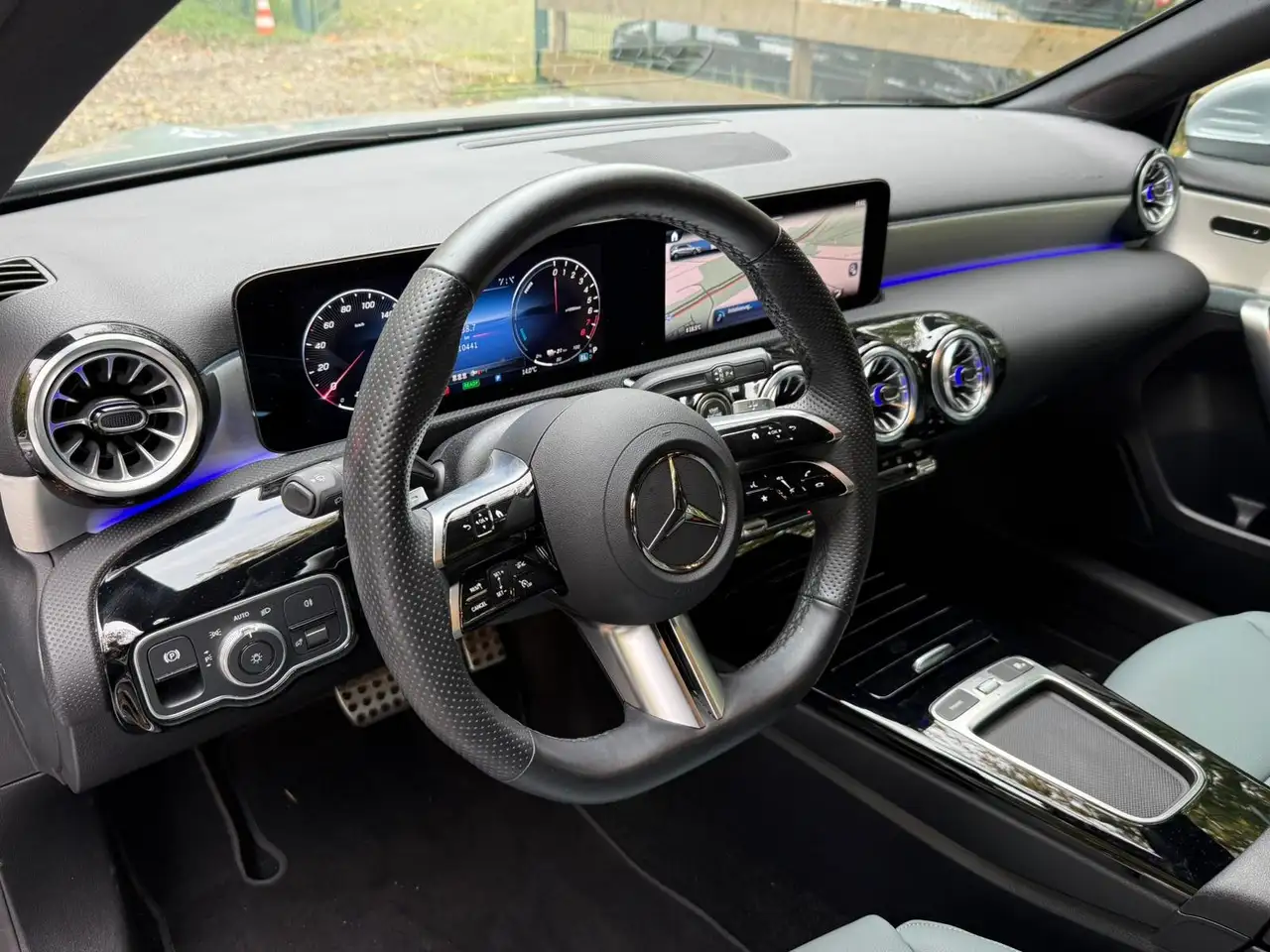 Mercedes-Benz A 250 e AMG+KAMERA+KEYLESS+TOTW+LED+AMBIENTE+DAB — Vehicle gallery 10