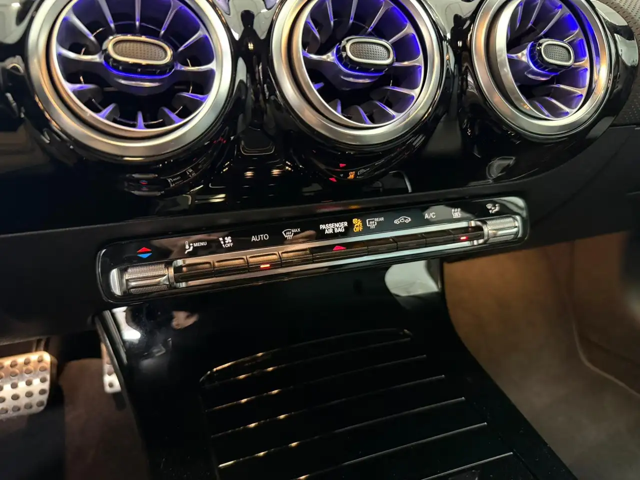 Mercedes-Benz A 250 e AMG+KAMERA+KEYLESS+TOTW+LED+AMBIENTE+DAB — Vehicle gallery 12