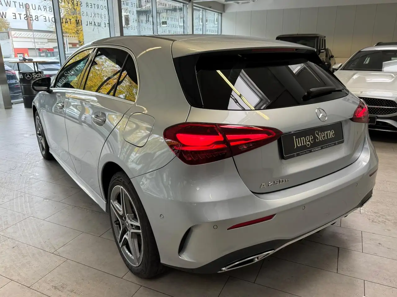 Mercedes-Benz A 250 e AMG+KAMERA+KEYLESS+TOTW+LED+AMBIENTE+DAB — Vehicle gallery 4