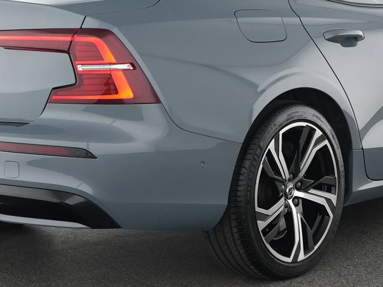 Volvo S60 B5 Benzin AWD Ultimate Dark B&W-SOUND*STHZ — معرض صور السيارة 10