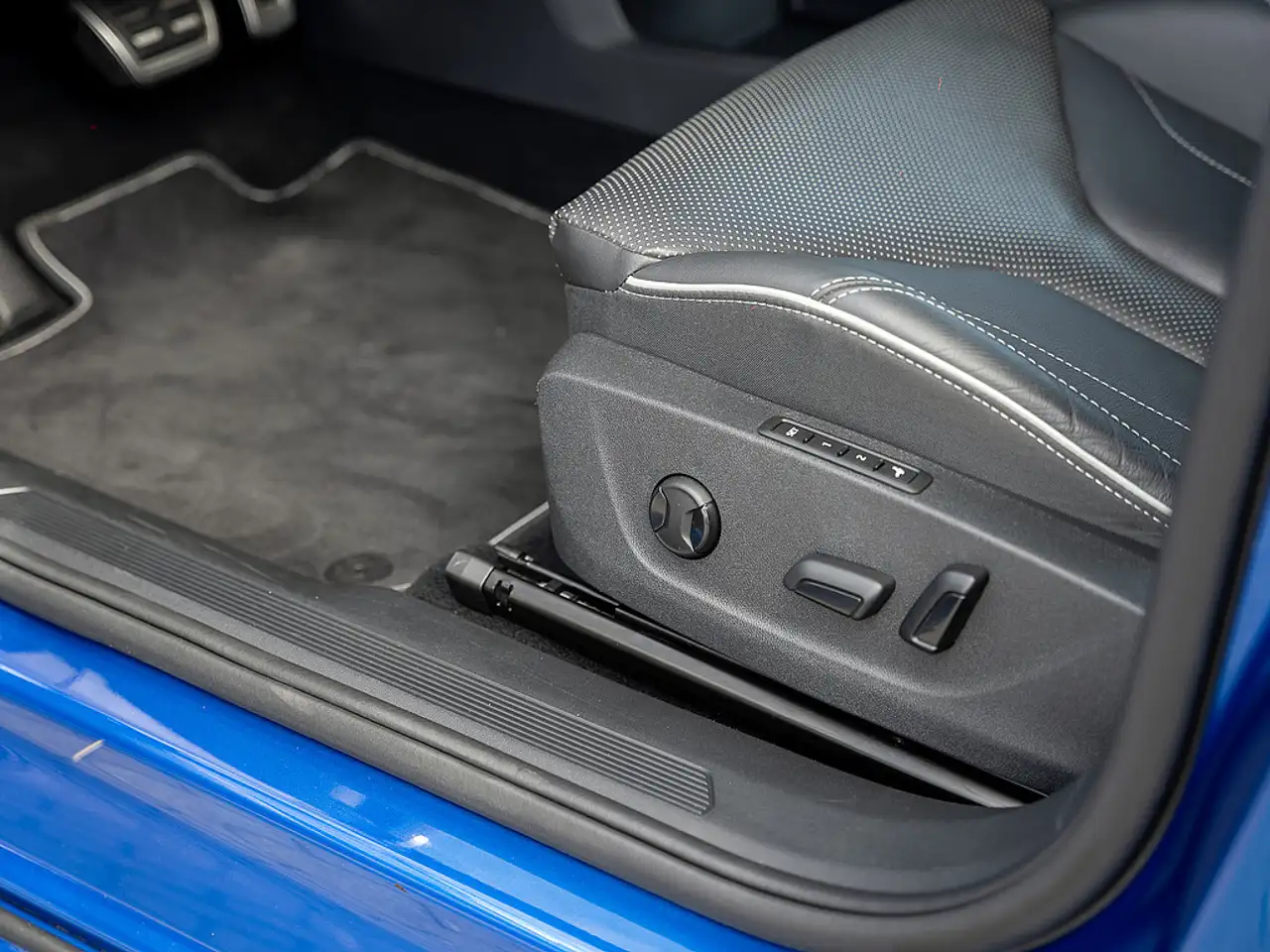 Skoda Enyaq Coupé RS Suite PANO KAM MATRIX HUD SHZ — Vehicle gallery 15