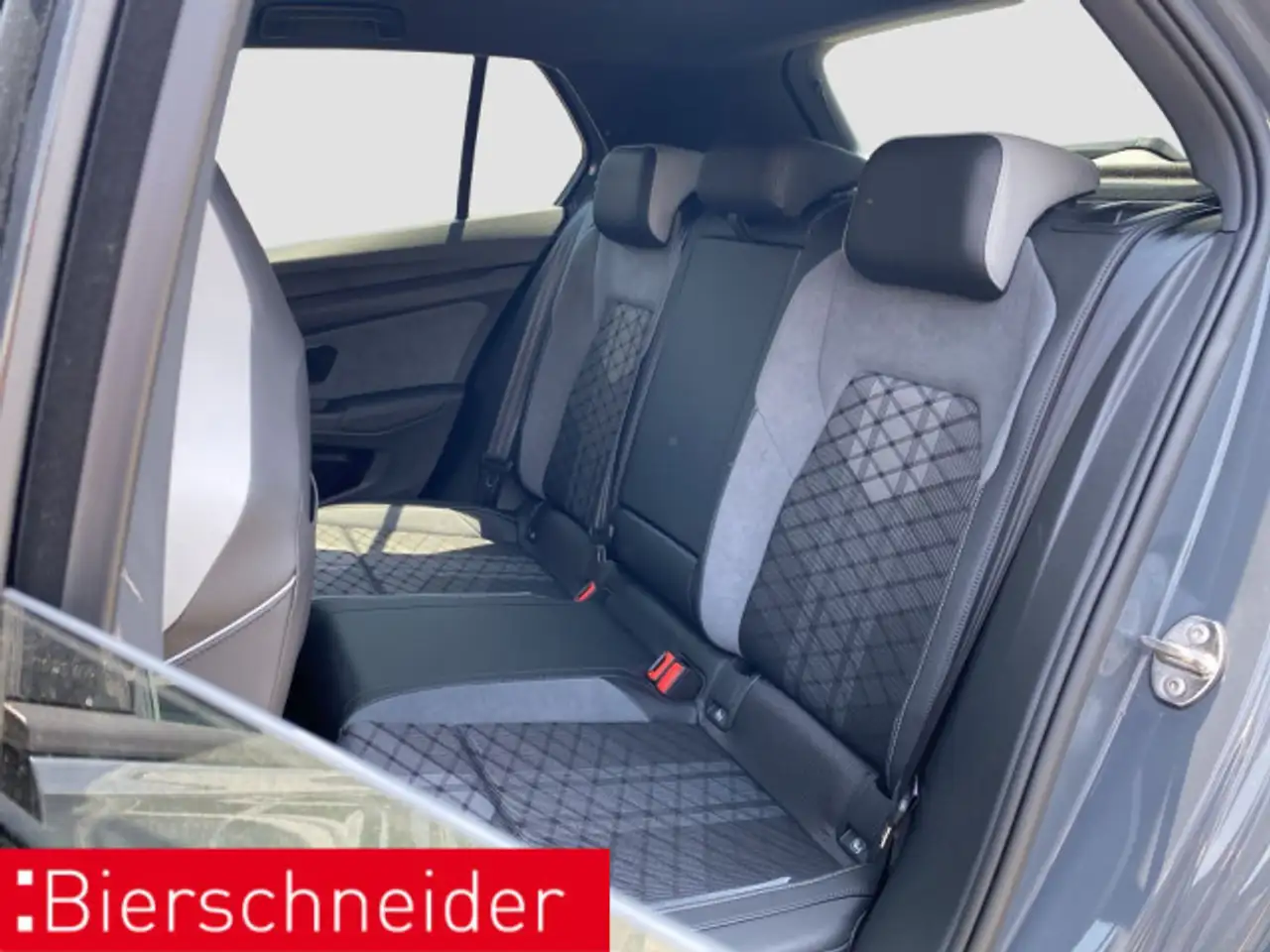 Volkswagen Golf 8 1.5 eTSI DSG R-Line Black AHK MATRIX CAM — معرض صور السيارة 13