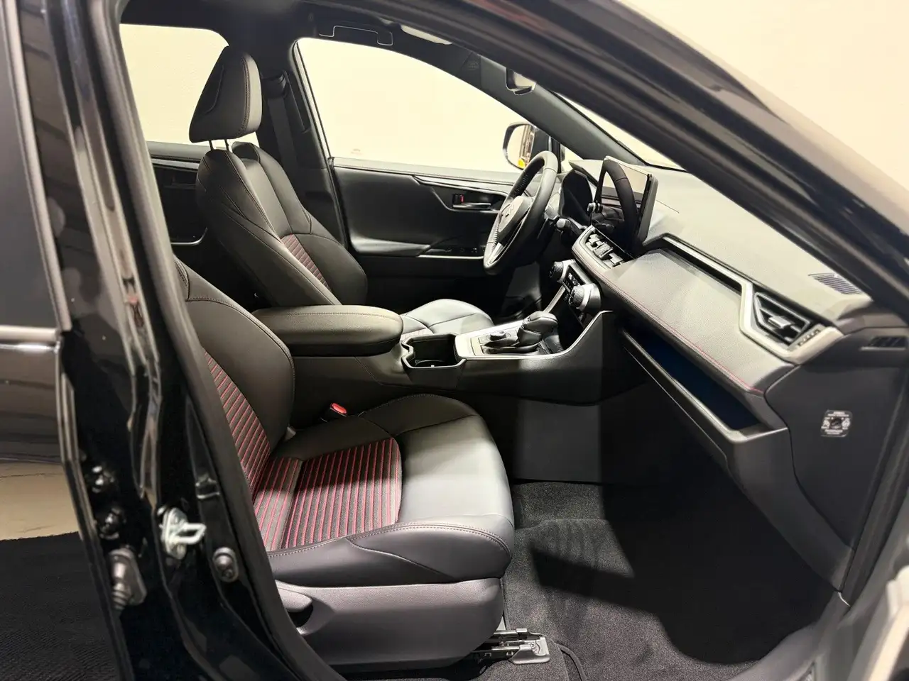 Suzuki Across 2.5 Plug-In Hybrid Comfort+ E-Four — معرض صور السيارة 15