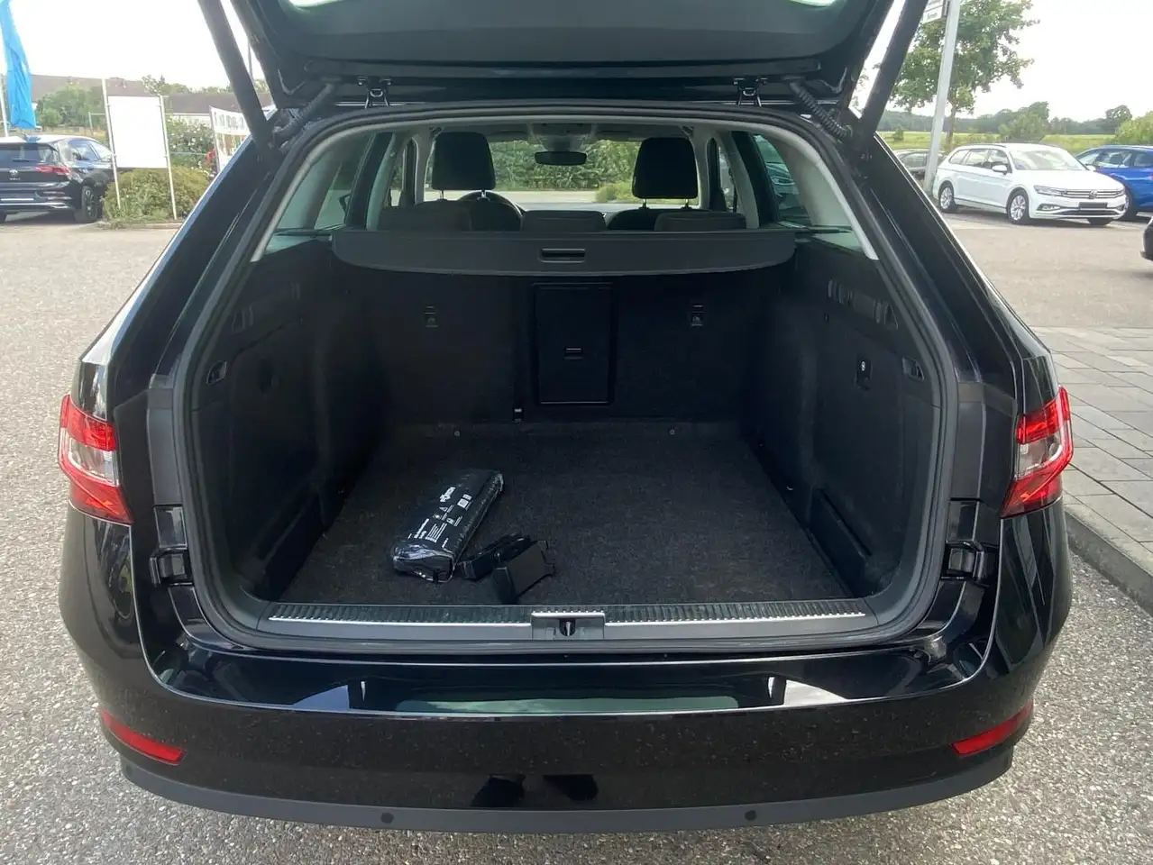 Skoda Superb Combi 1.5 TSI DSG AHK+KOMFORT-PLUS+SMART- — Galería del vehículo 13