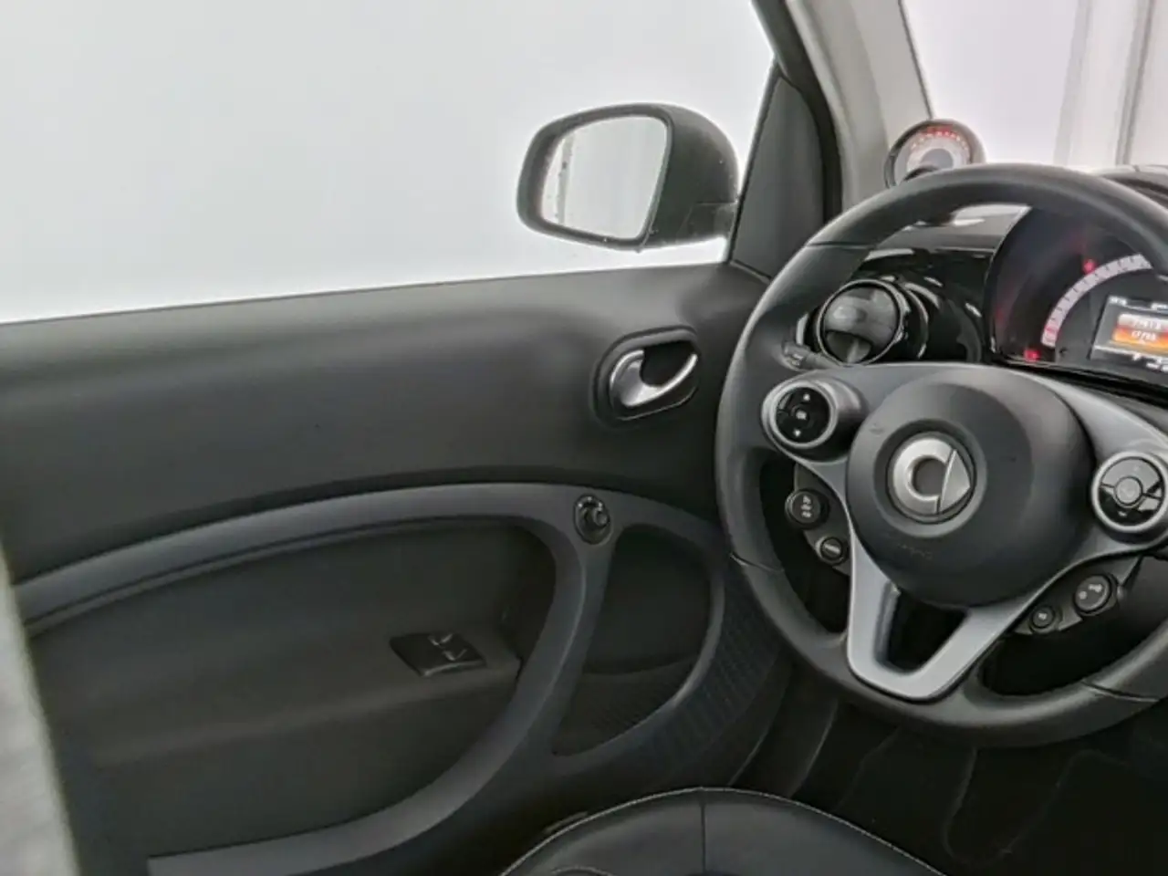 smart forTwo EQ Prime Plus Paket 22kW Cool+Audio — Galerie du véhicule 9