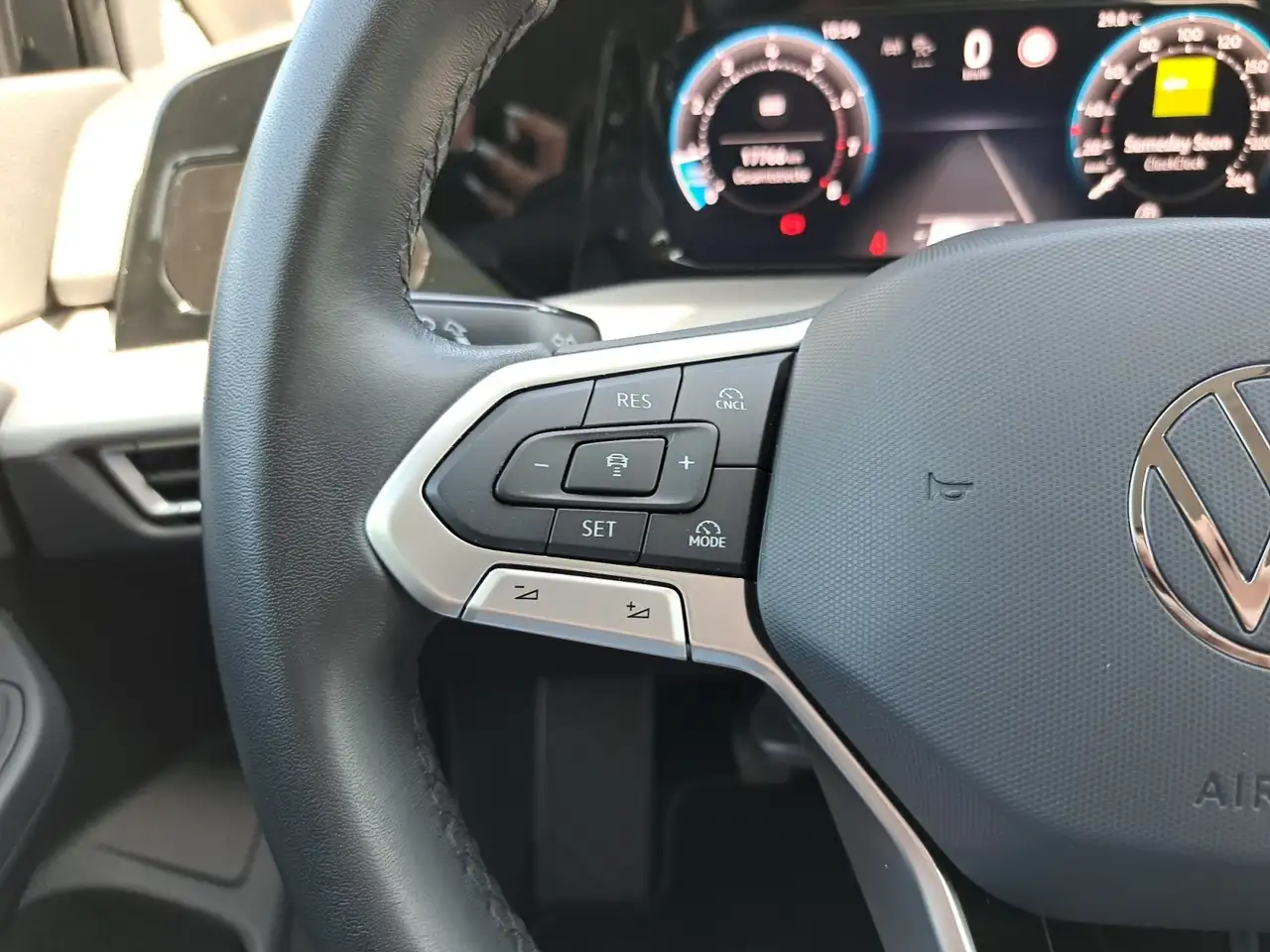 Volkswagen Golf VIII Life 1.5 TSI NAV HEAD KAM ACC APP GJ-REIF PD — Vehicle gallery 25
