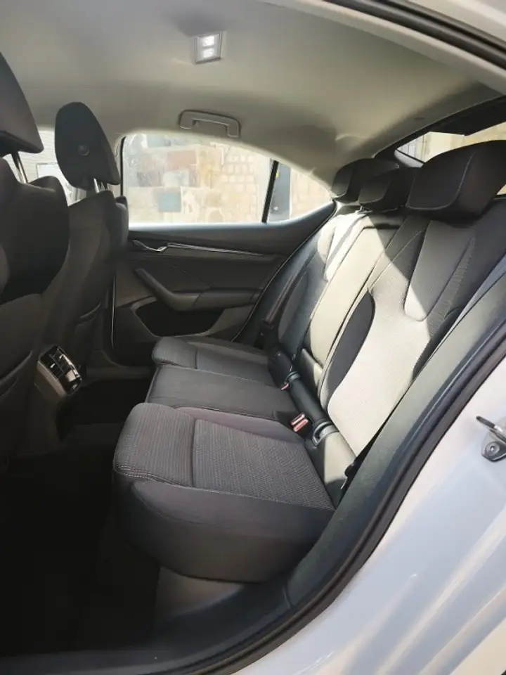 Skoda Octavia 1.5 TSI MHEV Design DSG7 110kW — Galerie du véhicule 24
