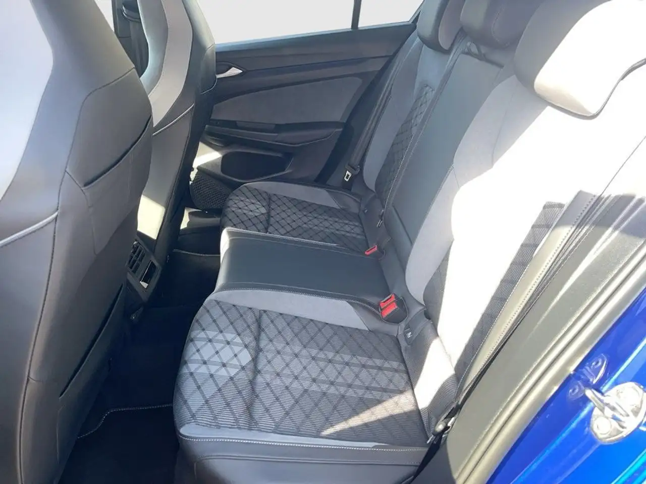 Volkswagen Golf 1.5 eTSI DSG R-Line Navi LEDplus ACC — Vehicle gallery 15