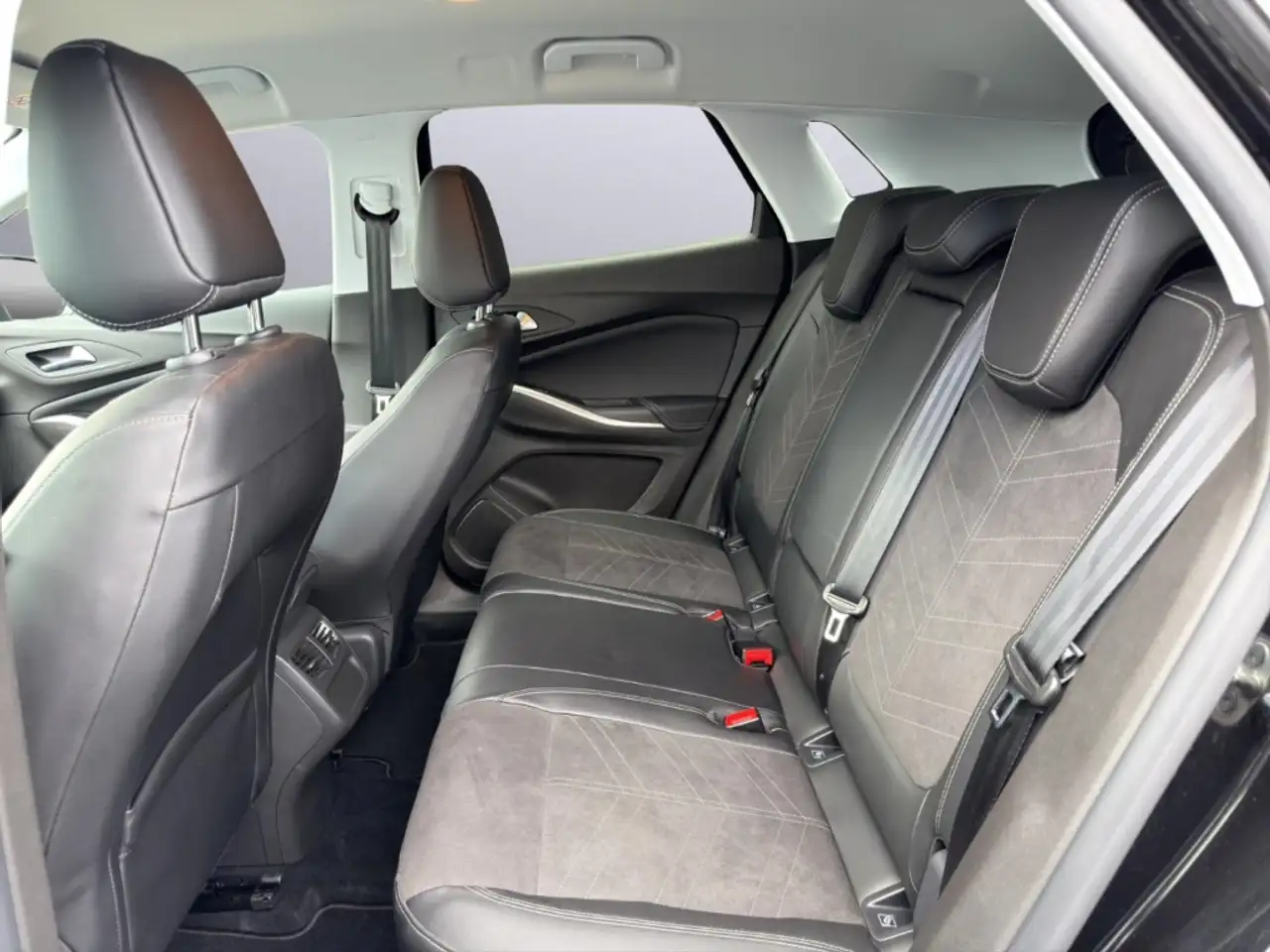 Opel Grandland GS-Line 1.2 Turbo Navi Klimaautom 360 Kamera SHZ P — معرض صور السيارة 17