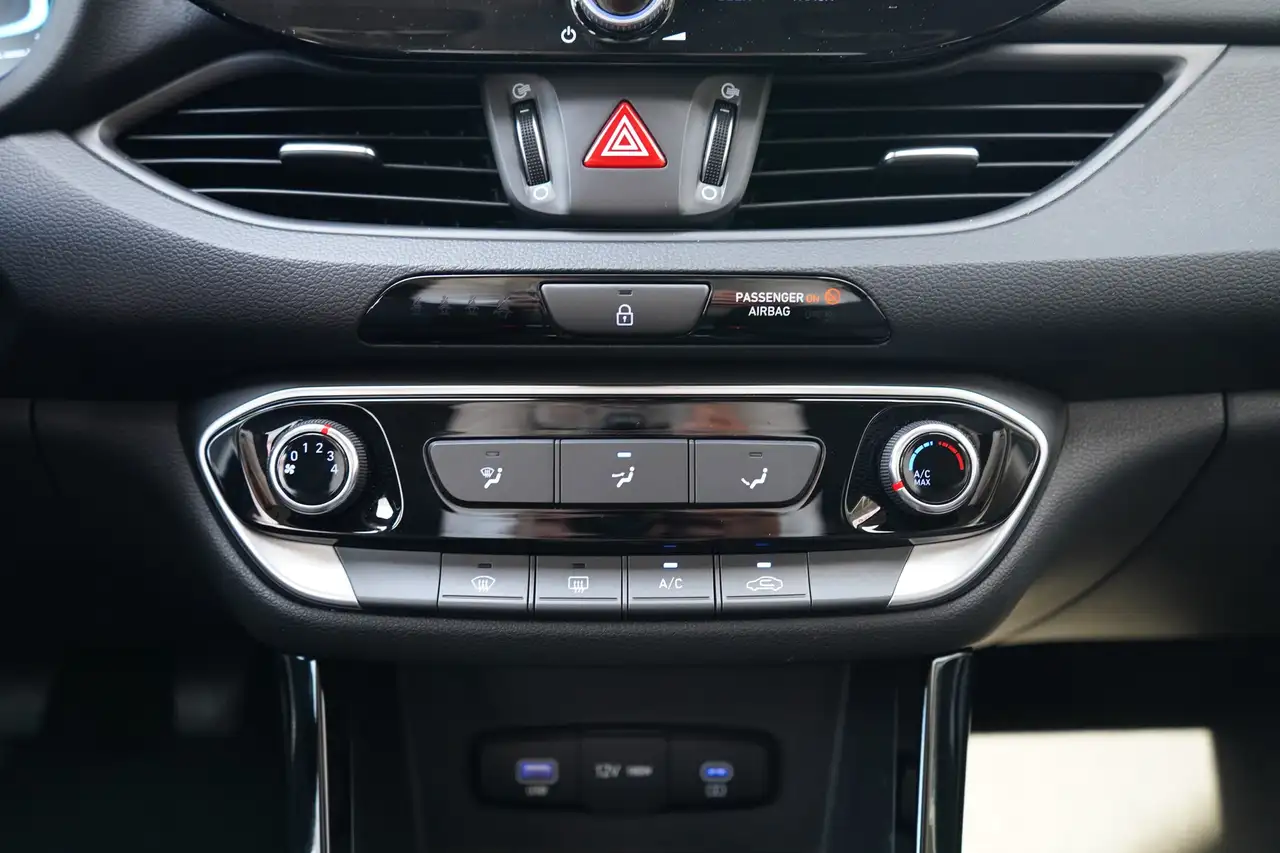 Hyundai i30 Kombi 1.0 T-GDI LED Navi Kamera — Galería del vehículo 18