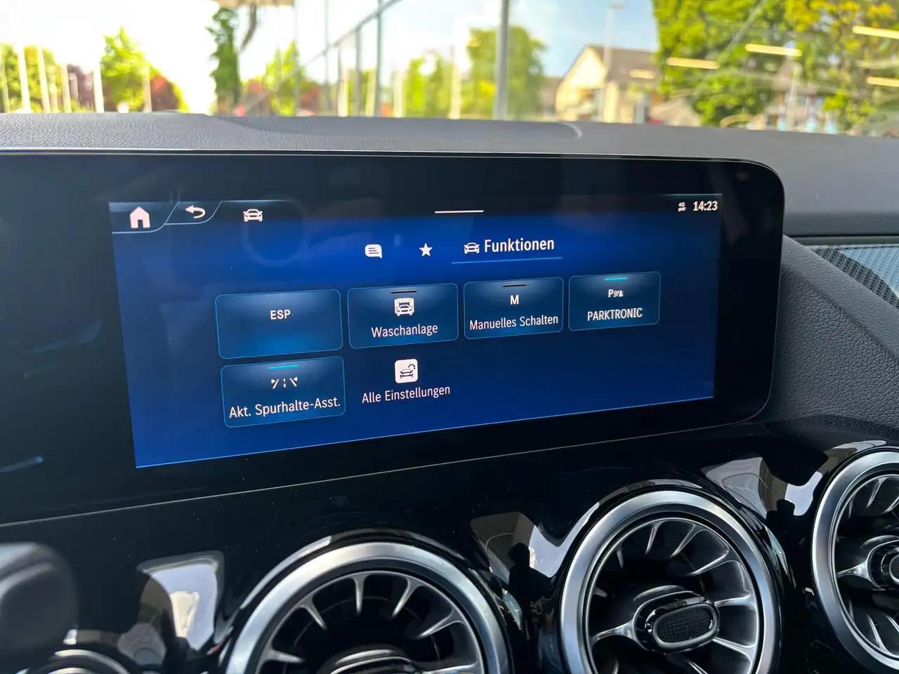 Mercedes-Benz GLA 200 AMG Line Premium Standhzng AHK 360° 20" — Vehicle gallery 14