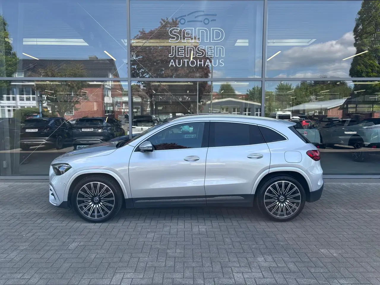 Mercedes-Benz GLA 200 AMG Line Premium Standhzng AHK 360° 20" — Vehicle gallery 3