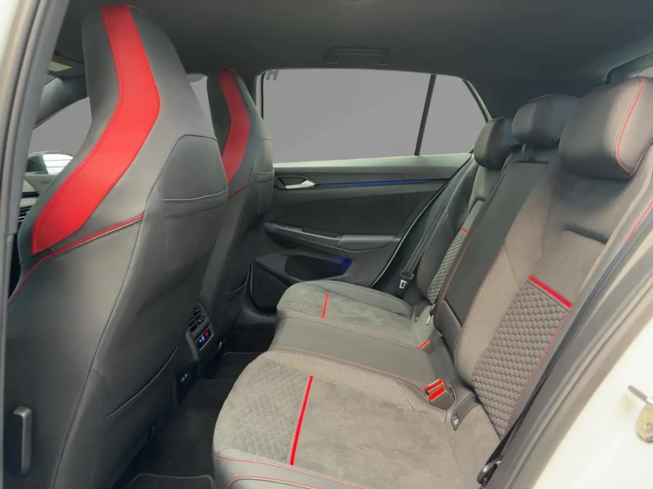 Volkswagen Golf GTI Golf VIII GTI Clubsport 2.0 TSI DSG "BLACK STYLE — Vehicle gallery 11