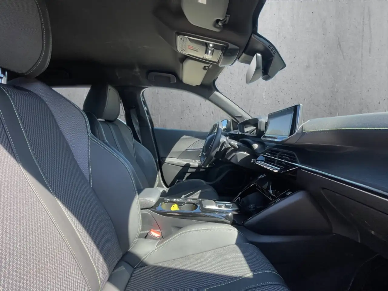 Peugeot 2008 GT PureTech 130 EAT8 Navi 360 Kamera LED ACC Apple — معرض صور السيارة 13