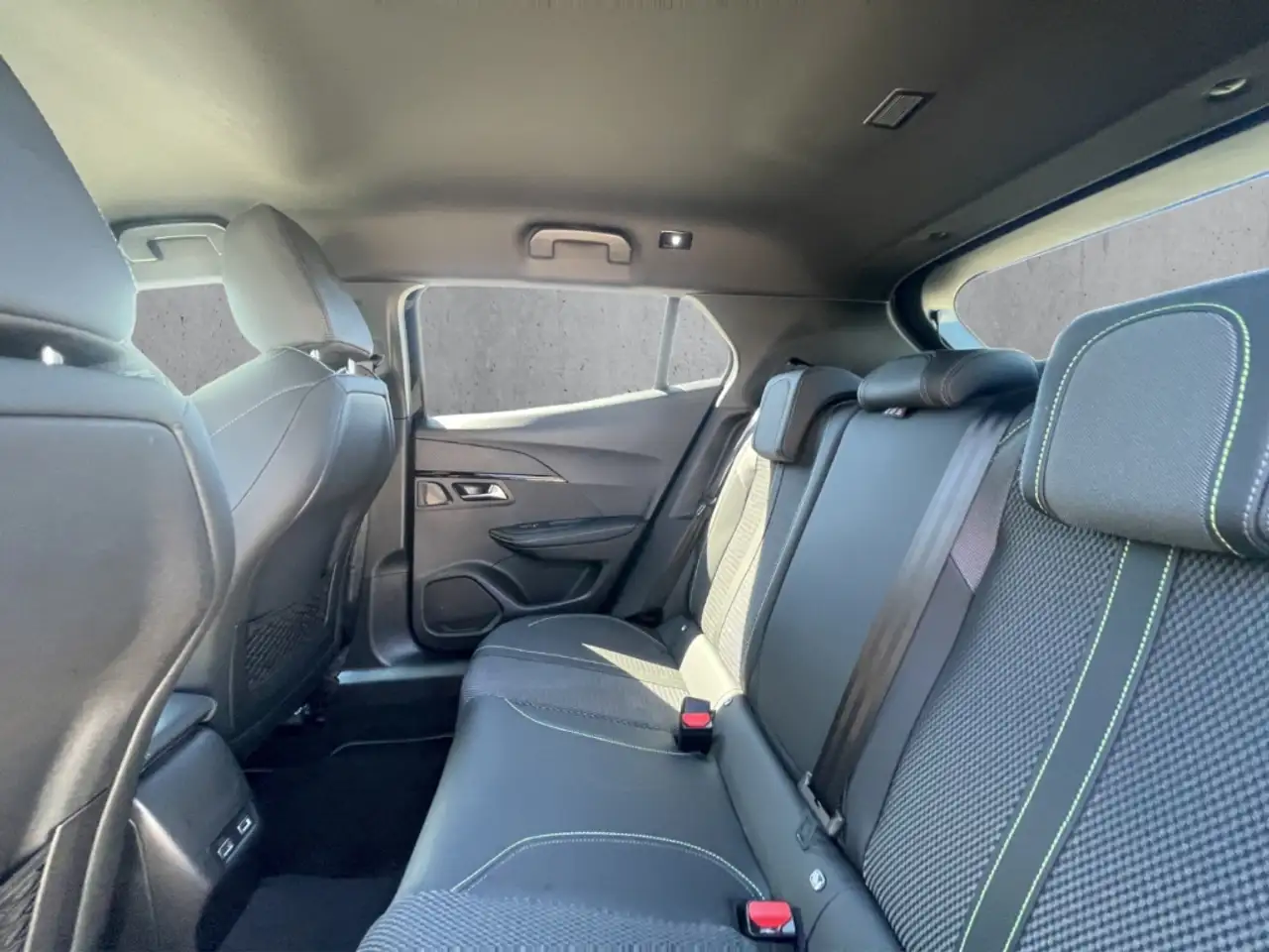 Peugeot 2008 GT PureTech 130 EAT8 Navi 360 Kamera LED ACC Apple — معرض صور السيارة 8
