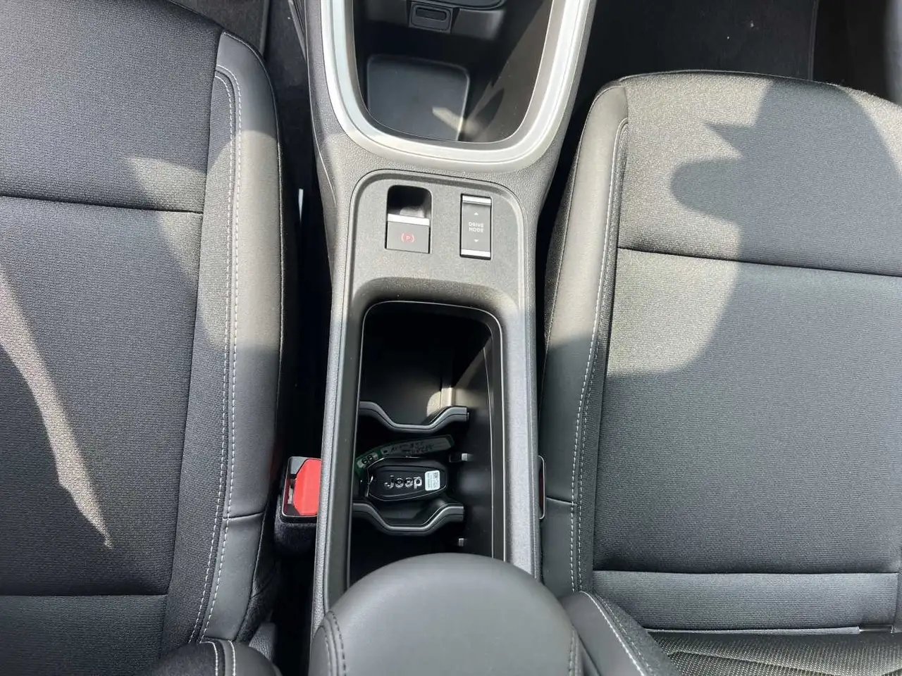 Jeep Avenger Elektro Summit mit Infotainment-Paket — معرض صور السيارة 16