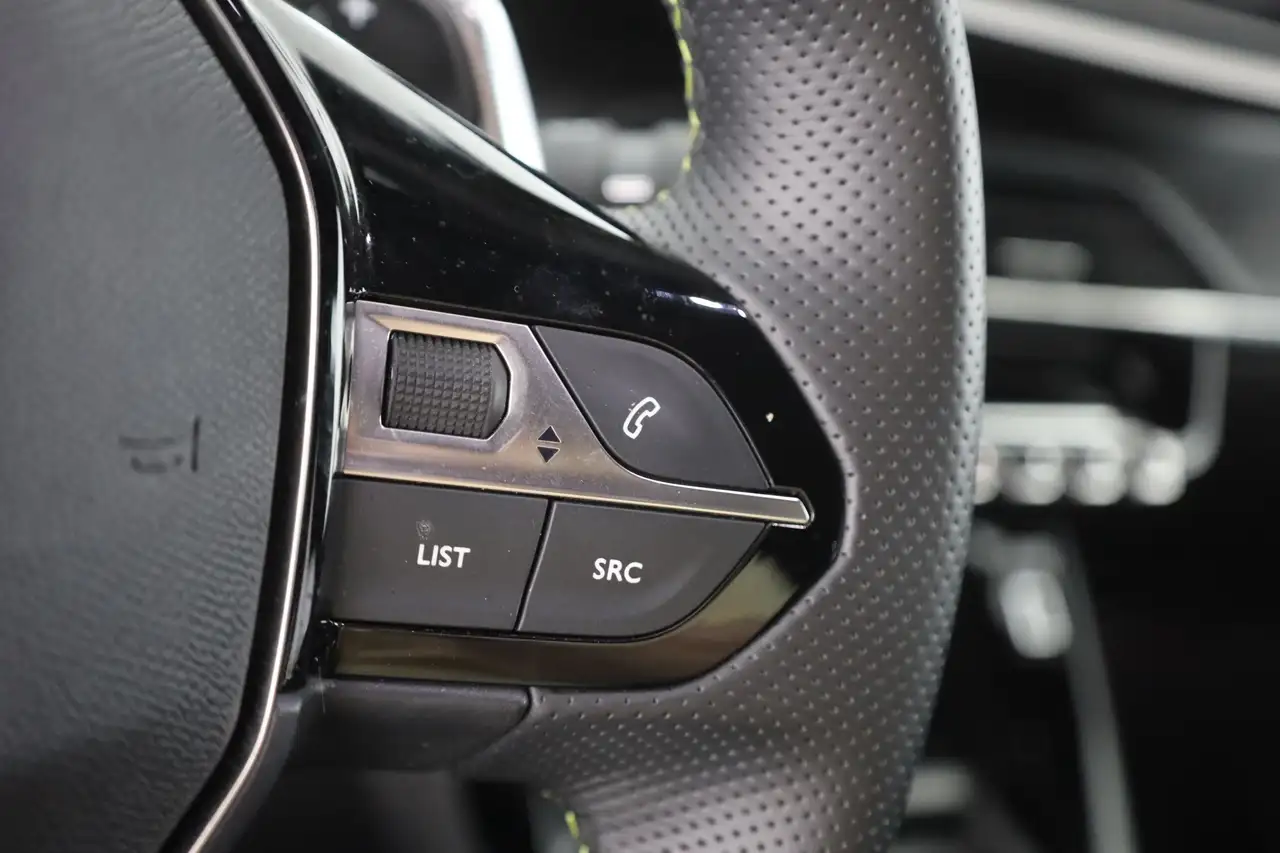 Peugeot 2008 1.2 e-THP EAT8 GT LED Memory 360° Kamera — Galerie du véhicule 18