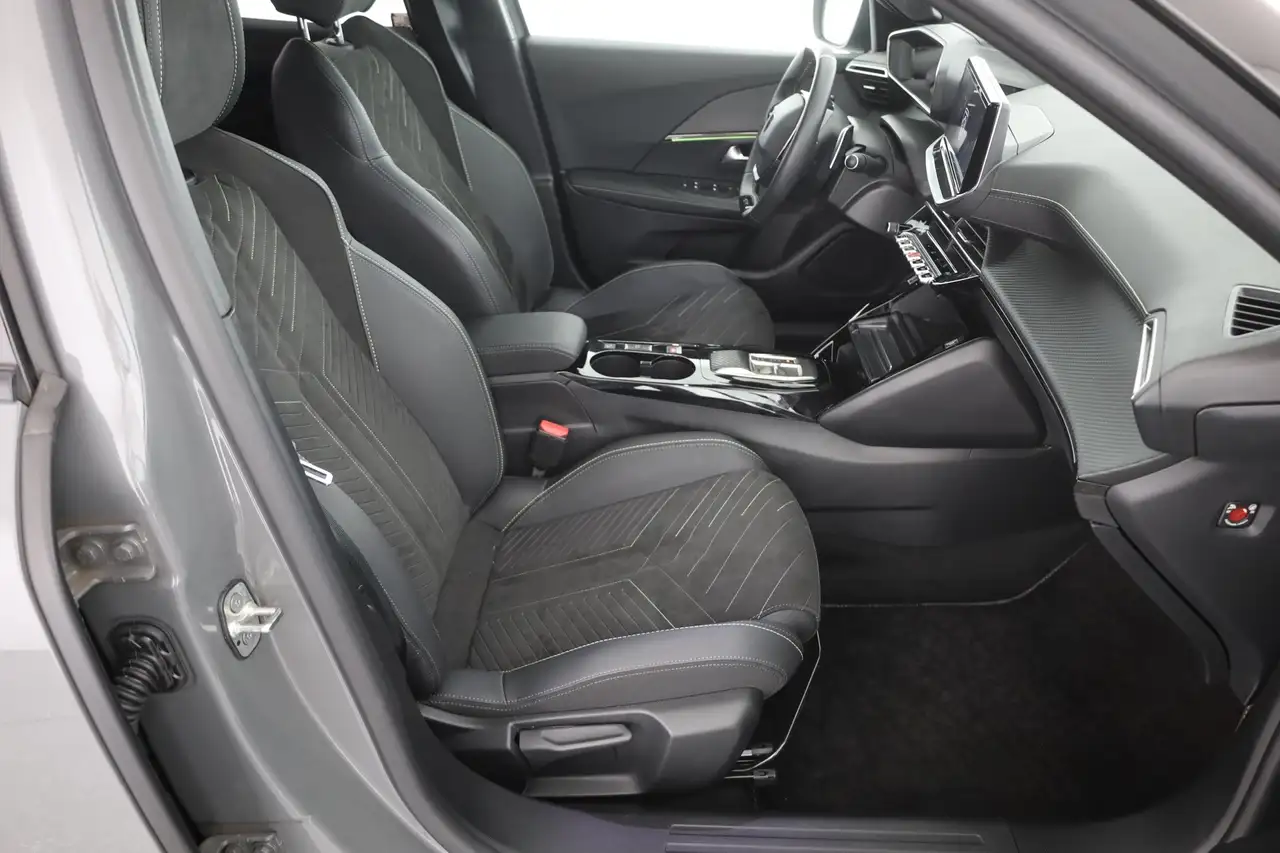 Peugeot 2008 1.2 e-THP EAT8 GT LED Memory 360° Kamera — Galerie du véhicule 23