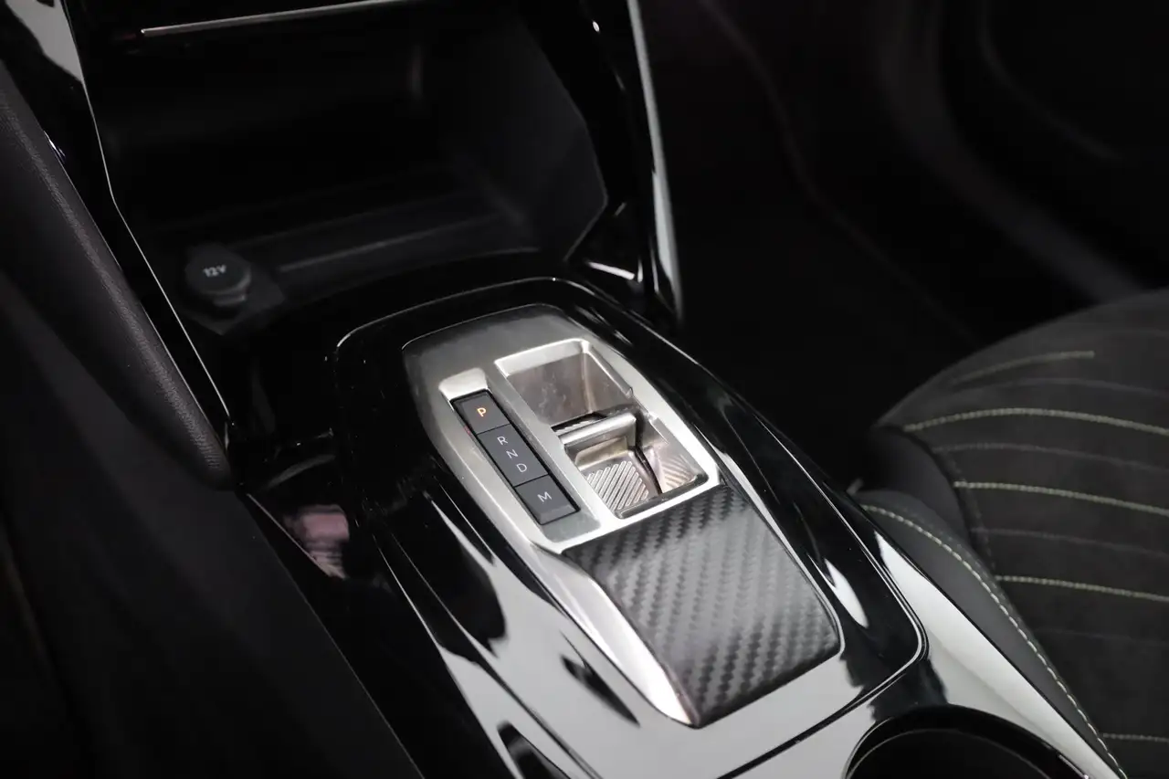 Peugeot 2008 1.2 e-THP EAT8 GT LED Memory 360° Kamera — Galerie du véhicule 14