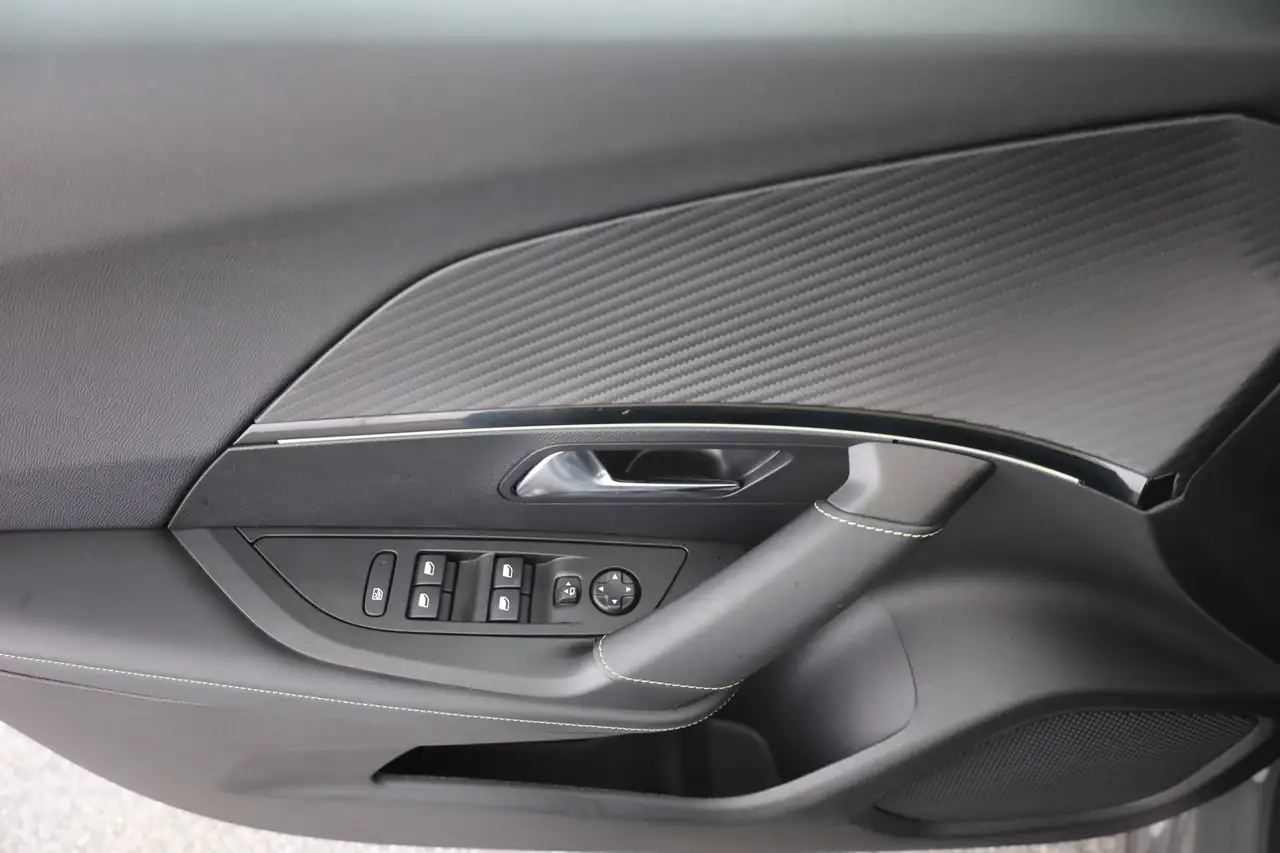 Peugeot 2008 1.2 e-THP EAT8 GT LED Memory 360° Kamera — Galerie du véhicule 21