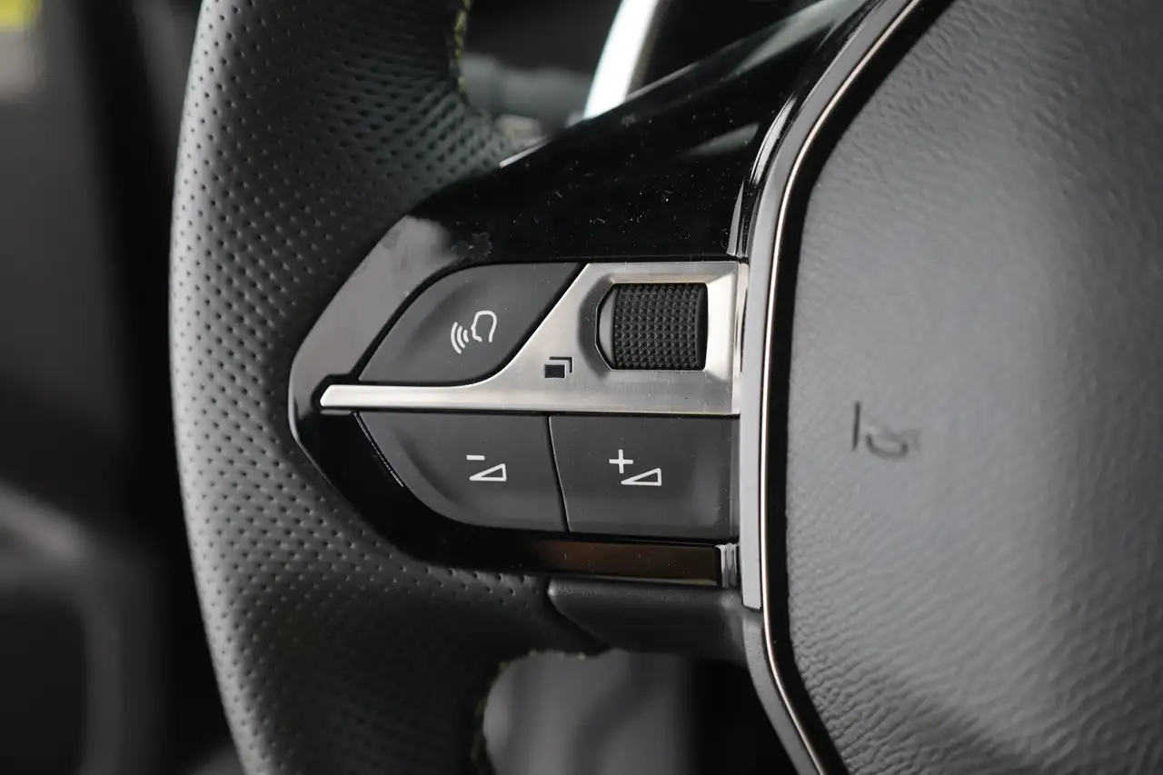 Peugeot 2008 1.2 e-THP EAT8 GT LED Memory 360° Kamera — Galerie du véhicule 17