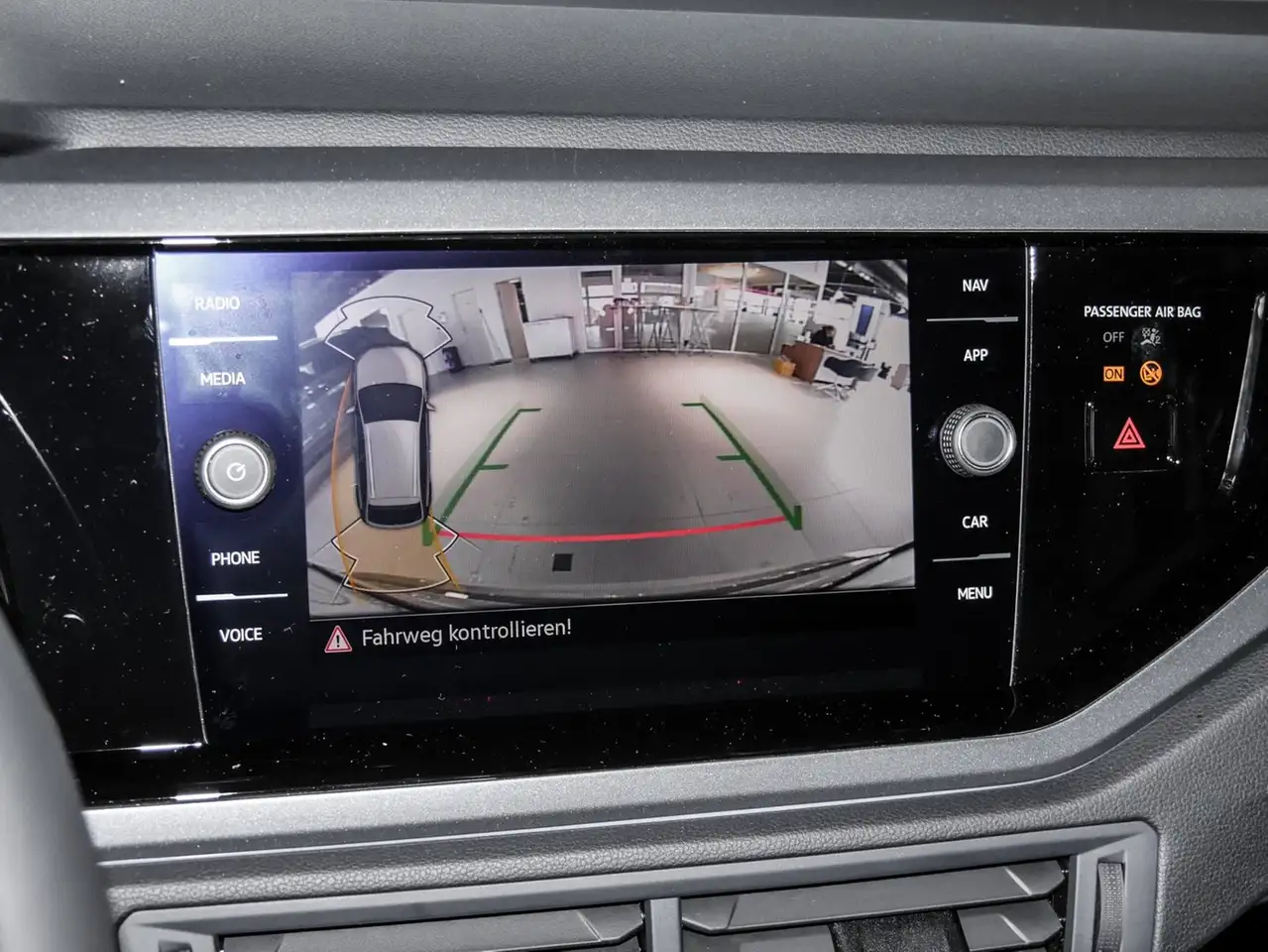 Volkswagen Taigo R-Line 1.0 TSI DSG IQ.Light Navi AHK TravelAss. — معرض صور السيارة 8