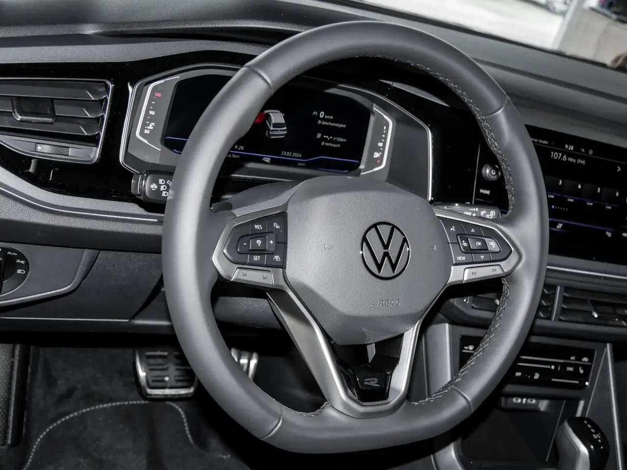 Volkswagen Taigo R-Line 1.0 TSI DSG IQ.Light Navi AHK TravelAss. — معرض صور السيارة 13