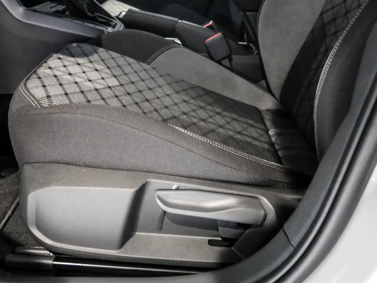 Volkswagen Taigo R-Line 1.0 TSI DSG IQ.Light Navi AHK TravelAss. — معرض صور السيارة 15