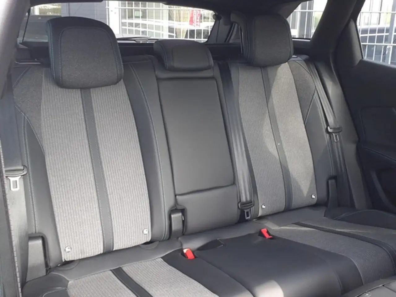 Peugeot 3008 Hybrid Allure Pack Navi Digitales Cockpit LED A... — Vehicle gallery 15