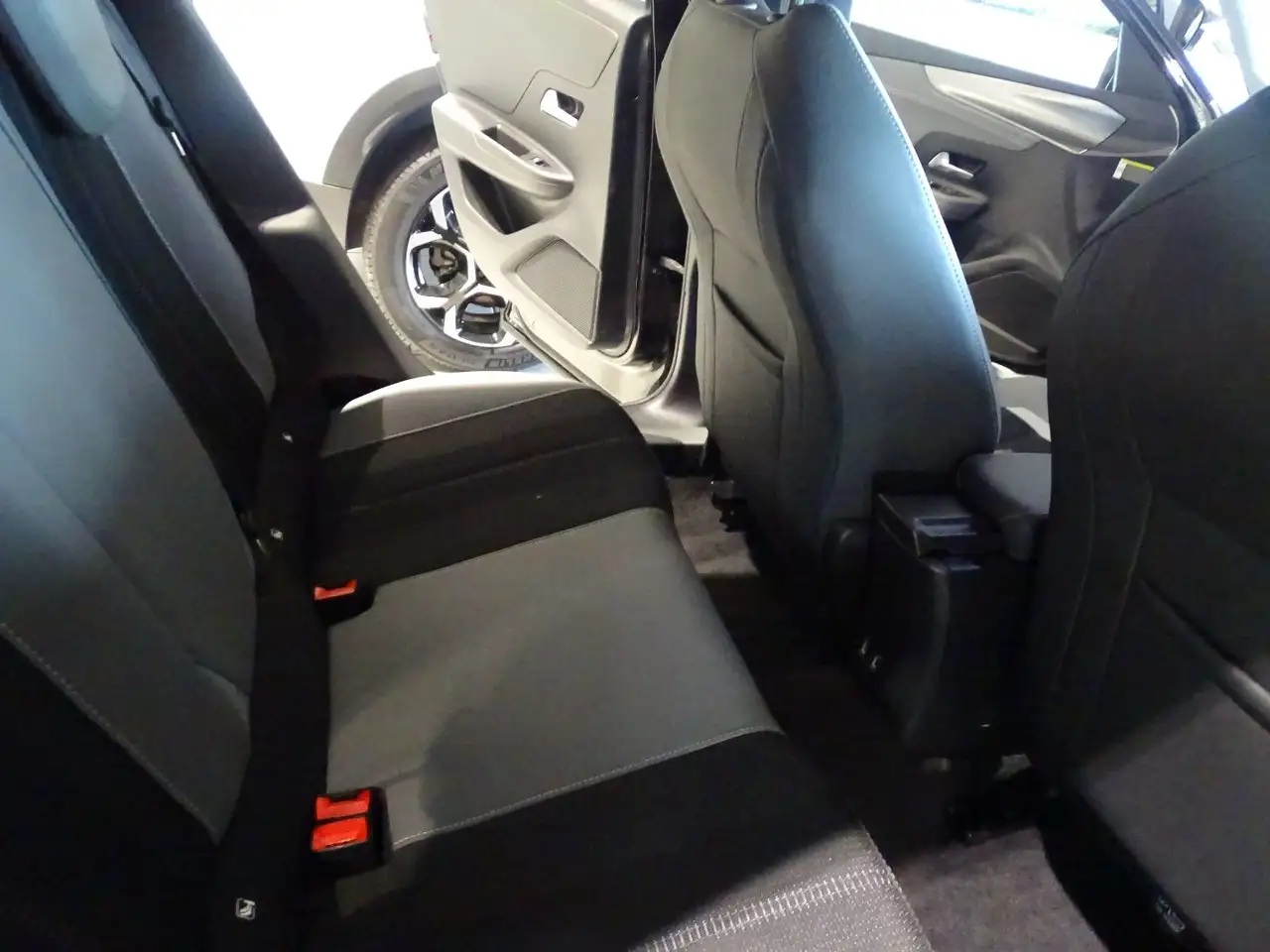 Opel Mokka 1,2 Mild-Hybrid ELEGANCE SHZ+PDC+LM+KlimaA — Vehicle gallery 12