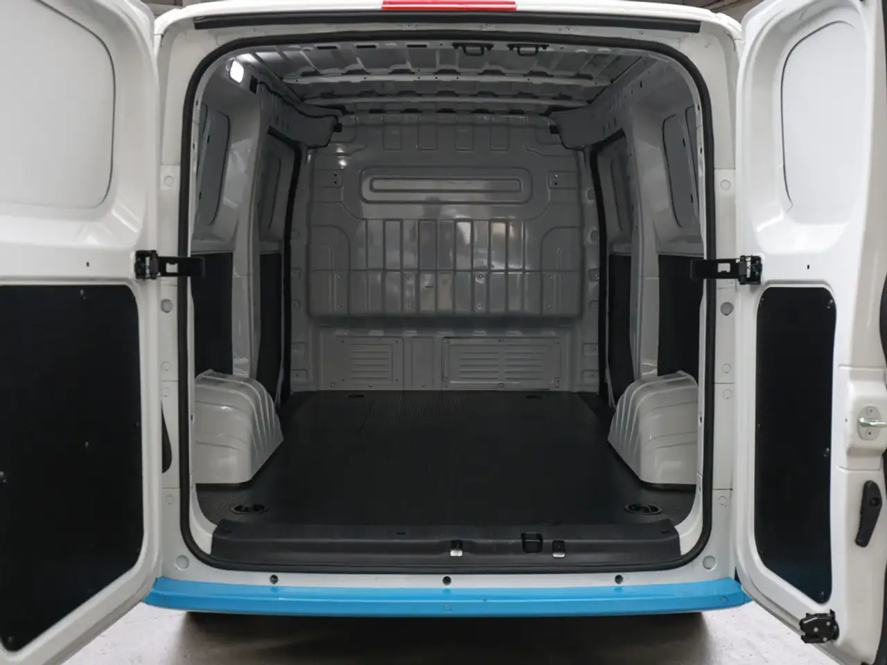 Maxus eDeliver 5 KA L1H1 64 kW/h ACC LED 360° SHZ — Vehicle gallery 27