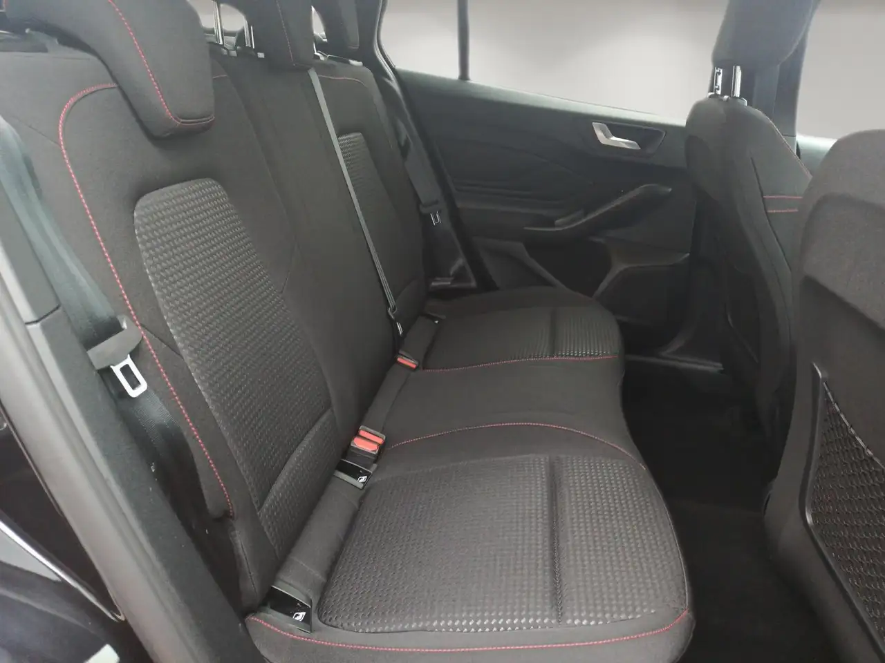 Ford Focus ST-Line 1.0L / Fahrassistenz-Paket / LED — Vehicle gallery 13
