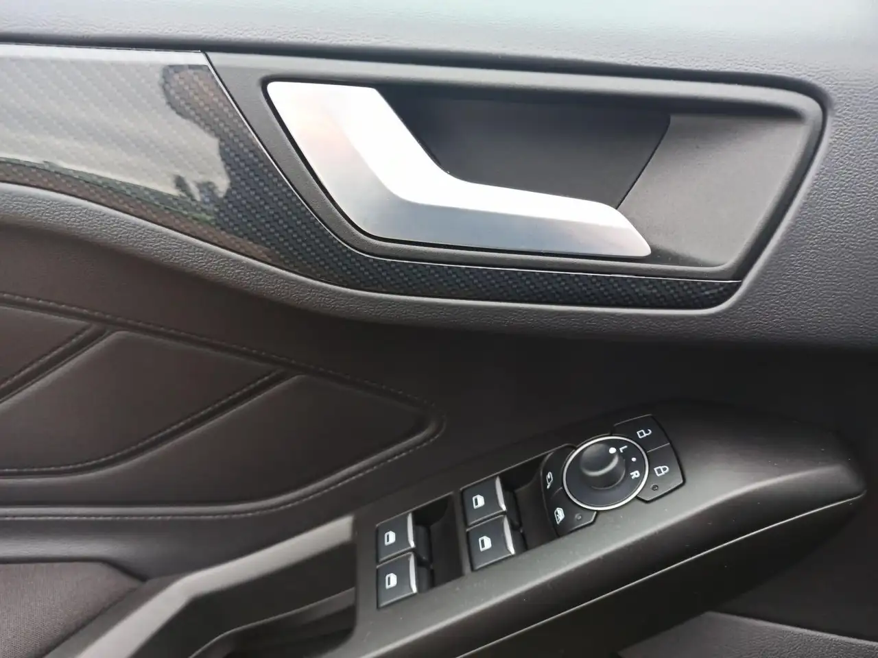 Ford Focus ST-Line 1.0L / Fahrassistenz-Paket / LED — Vehicle gallery 16