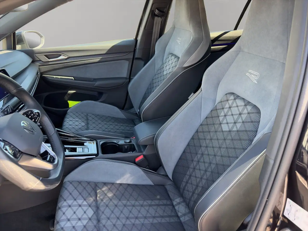 Volkswagen Golf VIII Lim. 1.5 eTSI DSG R-Line *Kamera*Shz. — معرض صور السيارة 10