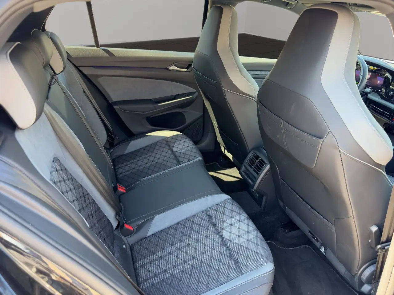 Volkswagen Golf VIII Lim. 1.5 eTSI DSG R-Line *Kamera*Shz. — معرض صور السيارة 13