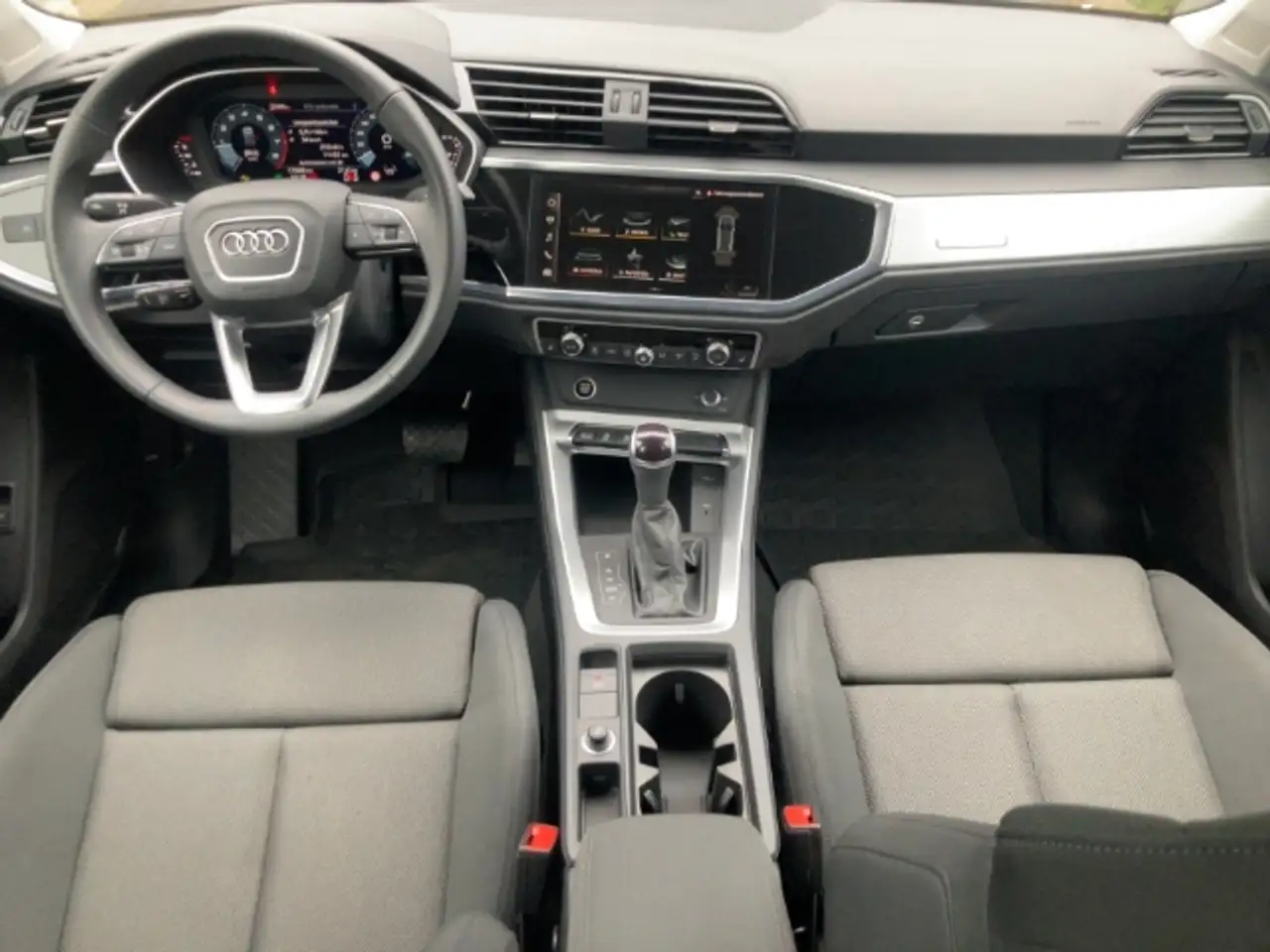 Audi Q3 35 TFSI advanced Sport LED Plus Standheizung AHK — معرض صور السيارة 8